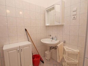 Shower, hair dryer, towels - Holiday home with barbecue in Medulin (Medulin)