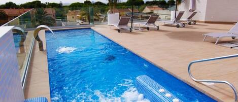Una piscina al aire libre