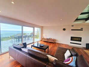 Télévision, cheminée, livres