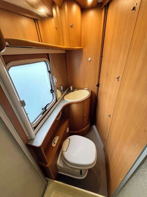 Douche, serviettes fournies, savon, papier toilette