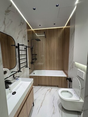 Ducha, secador de pelo, toallas, jabón