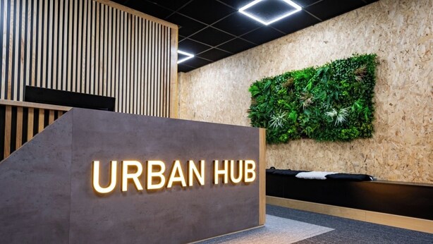 A reception area with a sign reading "URBAN HUB" and a green wall with foliage. - URBAN HUB PRESTON! Modern Studio Apartment - Located next to the UCLan campus (Preston)