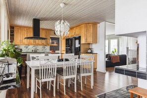 Maison, 6 chambres, piscine privée | Salle à manger