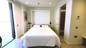 1 slaapkamer, een bureau, een strijkplank/strijkijzer, reisbedje