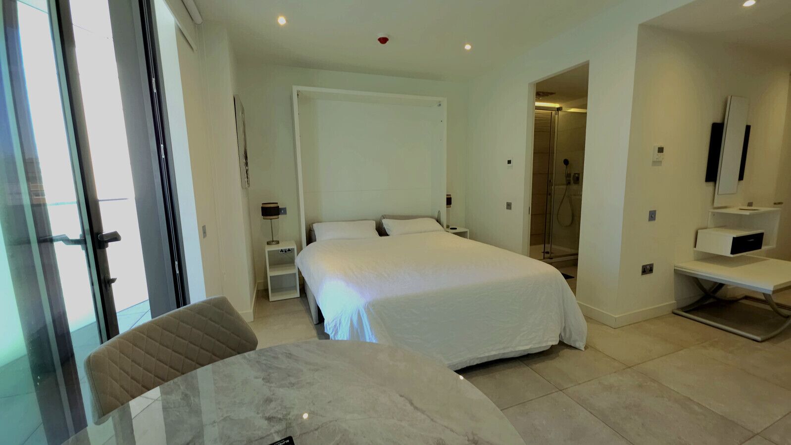 Een bureau, een strijkplank/strijkijzer, gratis wifi, beddengoed