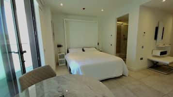 Een bureau, een strijkplank/strijkijzer, gratis wifi, beddengoed