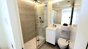 Een haardroger, handdoeken