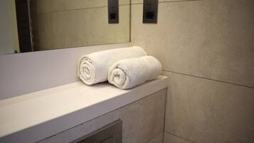 Een haardroger, handdoeken