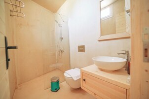 Quarto casal luxo | Banheiro | Chuveiro, produtos de toalete grátis, secador de cabelo, chinelos