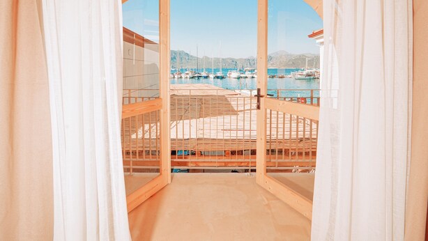 A balcony with a view of a marina and boats. - Felix Rooms (Marmaris)