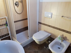 Shower, hair dryer, bidet, towels - TWO-ROOM APARTMENT 20 METERS FROM THE SEA WITH ELEVATOR, PARKING SPACE AND WIFI  (Loano)