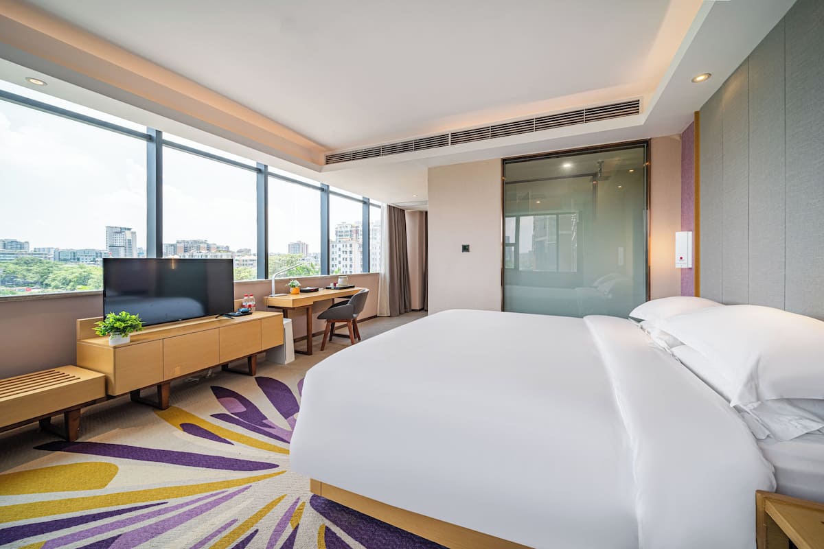 Luxury Double Room, City View | 1 bedroom, free minibar, desk, laptop workspace