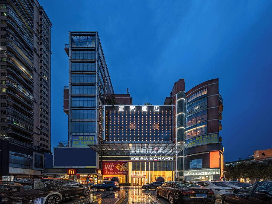 Bagian depan properti - sore/malam