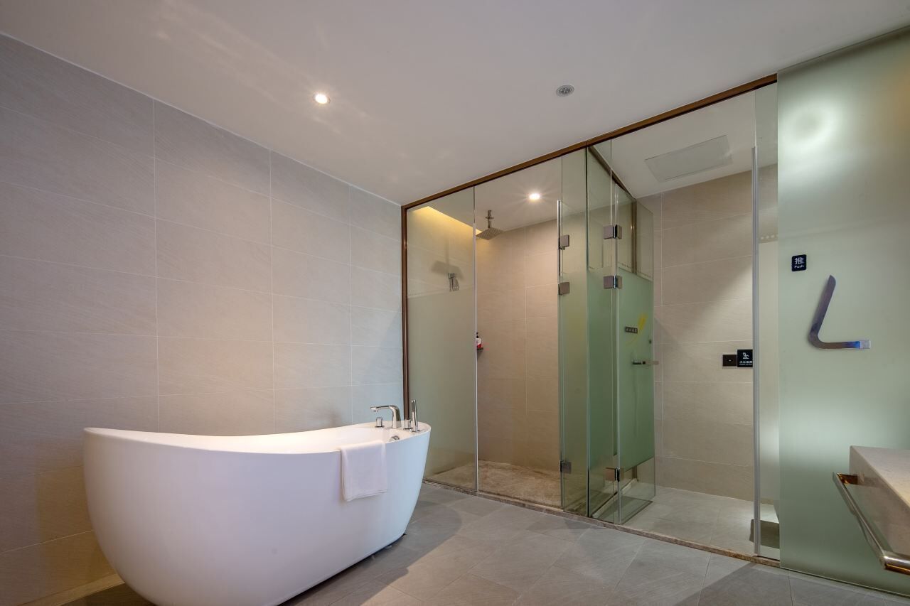 Suite de lujo, vistas a la ciudad | Baño | Artículos de higiene personal gratuitos, secador de pelo y zapatillas