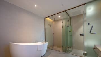 Suite de lujo, vistas a la ciudad | Baño | Artículos de higiene personal gratuitos, secador de pelo y zapatillas