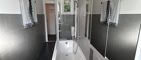 Secadora de cabello, toallas, jabón, shampoo