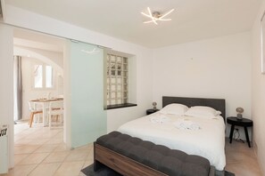 1 slaapkamer, een strijkplank/strijkijzer, wifi, beddengoed