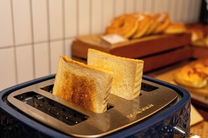 Una tostadora con dos rebanadas de pan en su interior.
