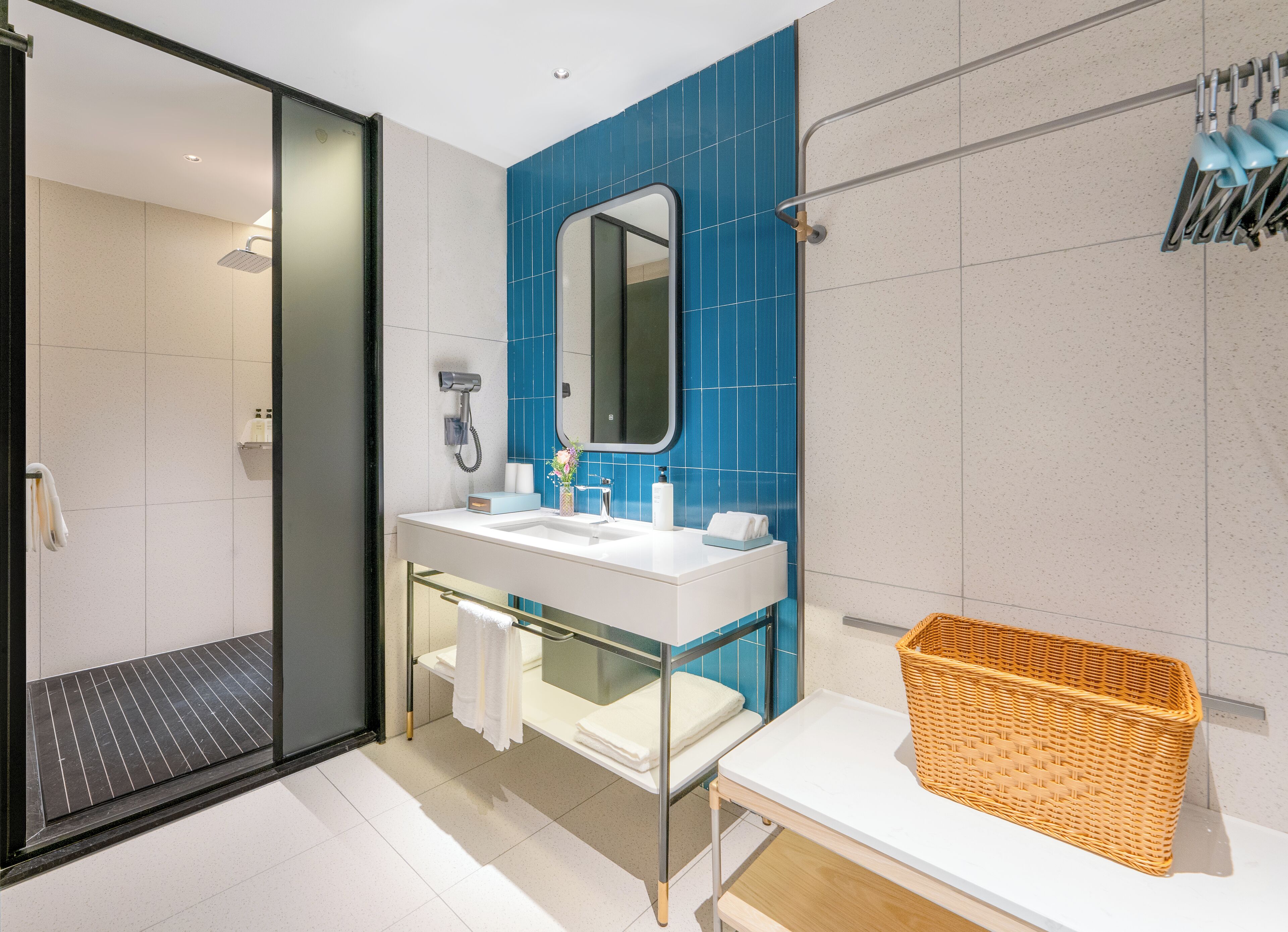 Shower, hydromassage showerhead, free toiletries, hair dryer