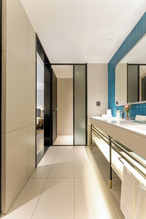 Luxury Twin Room, City View | Bathroom - Echarm International Hotel Guangzhou Baiyun International Airport Qingbu Metro Branch - Free Deliver Service to Guangzhou Baiyun International Airport & Free Deliver Service to Canton Fair Complex During Canton Fair Period (Guangzhou)