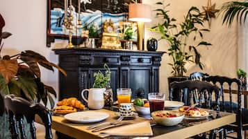 Free daily buffet breakfast