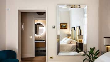 Deluxe kamer, 1 twee- of 2 eenpersoonsbedden, uitzicht op stad (Oro) | Een gratis minibar, een kluis op de kamer, een bureau