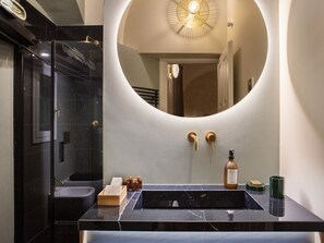 Habitación superior, vistas al patio (Lino) | Baño | Secador de pelo, albornoces, zapatillas y toallas
