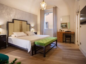 Deluxe Double Room, City View (Seta) | Free minibar, in-room safe, desk, laptop workspace - BSTAR Luxury B&B (Bologna)