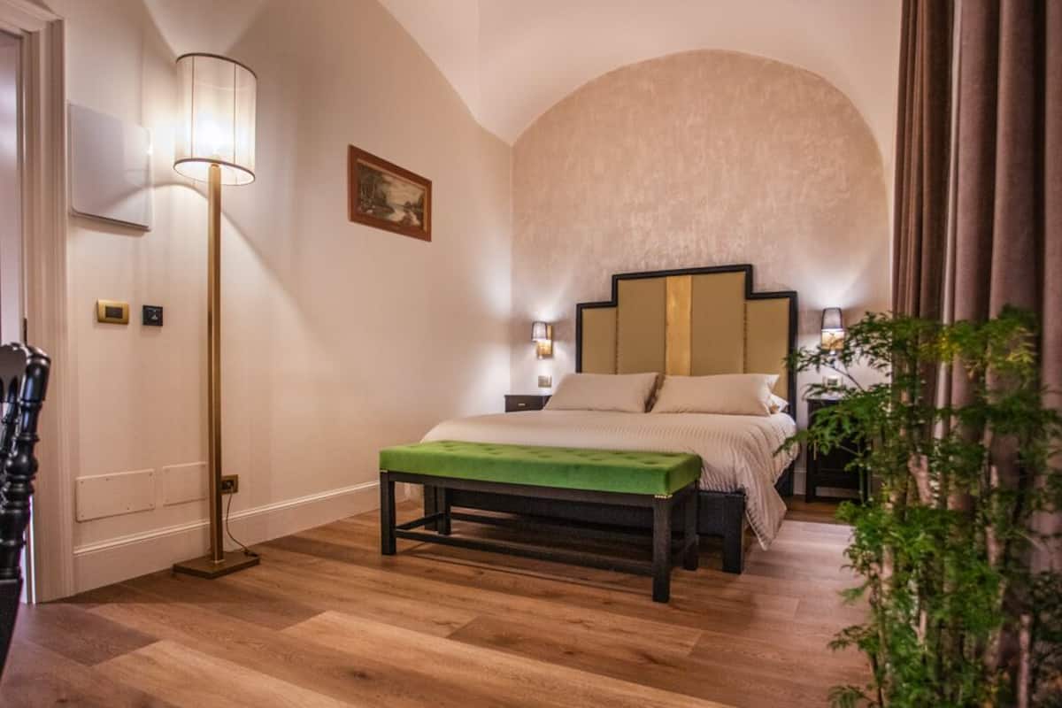 Superior kamer, uitzicht op binnenplaats (Lino) | Een gratis minibar, een kluis op de kamer, een bureau