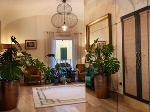 80-cm Smart TV with satellite channels, Netflix, pay movies - BSTAR Luxury B&B (Bologna)