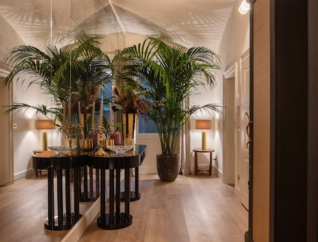 80-cm Smart TV with satellite channels, Netflix, pay movies