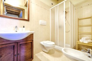 Dusche, Haartrockner, Bidet, Handtücher