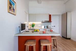 Fridge, oven, dishwasher, coffee/tea maker