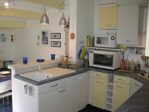 Kylskåp, mikrovågsugn, ugn och spishäll
