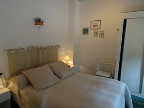 2 quartos, ferros/tábuas de passar roupa, berço de viagem