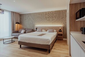 Comfort studio, uitzicht op de stad | Een kluis op de kamer, verduisterende gordijnen