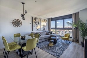 Smart TV, computer monitors - Ansa Beach Apartment - Malaga - Skyline Suite (Unknown)