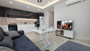 Deluxe-Apartment, Balkon, Meerblick | Wohnbereich