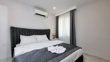 Deluxe-Apartment, Balkon, Meerblick | Bügeleisen/Bügelbrett, WLAN