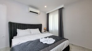 Leilighet – deluxe, balkong, sjøutsikt | Strykejern/-brett og wi-fi (mot et tillegg)