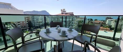 Deluxe-Apartment, Balkon, Meerblick | Terrasse/Patio