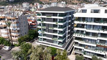 Un edificio a più piani con balconi, caratterizzato da uno stile architettonico moderno e vista sull'area urbana circostante.