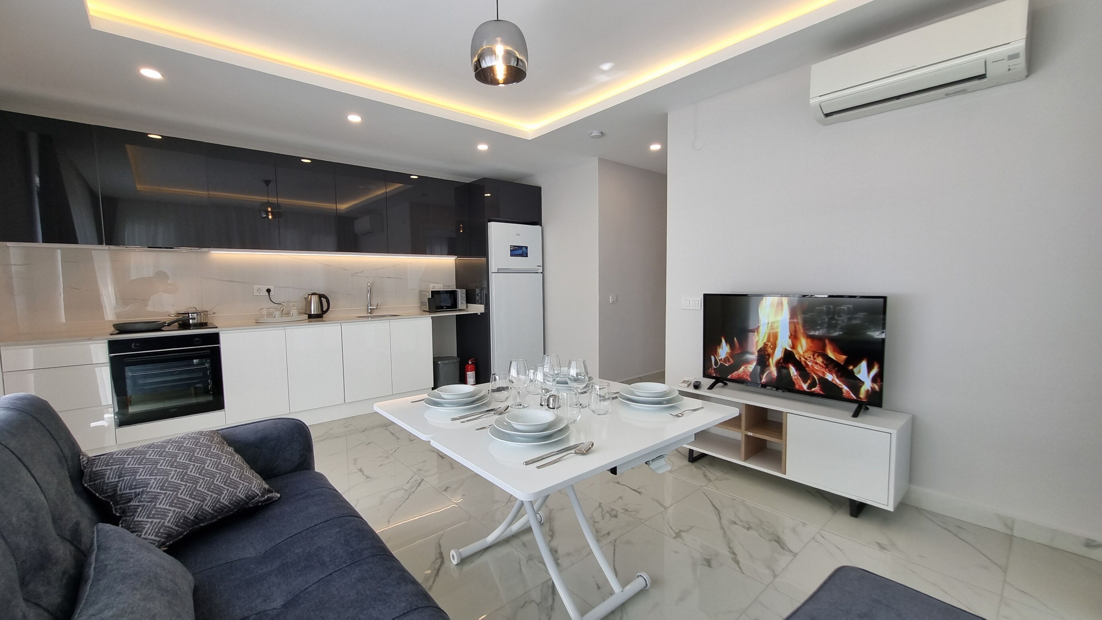 Deluxe-huoneisto, parveke, merinäköala | Oleskelualue | Taulutelevisio