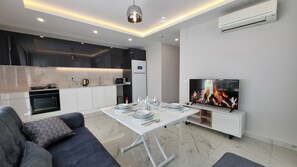 Deluxe-Apartment, Balkon, Meerblick | Wohnbereich