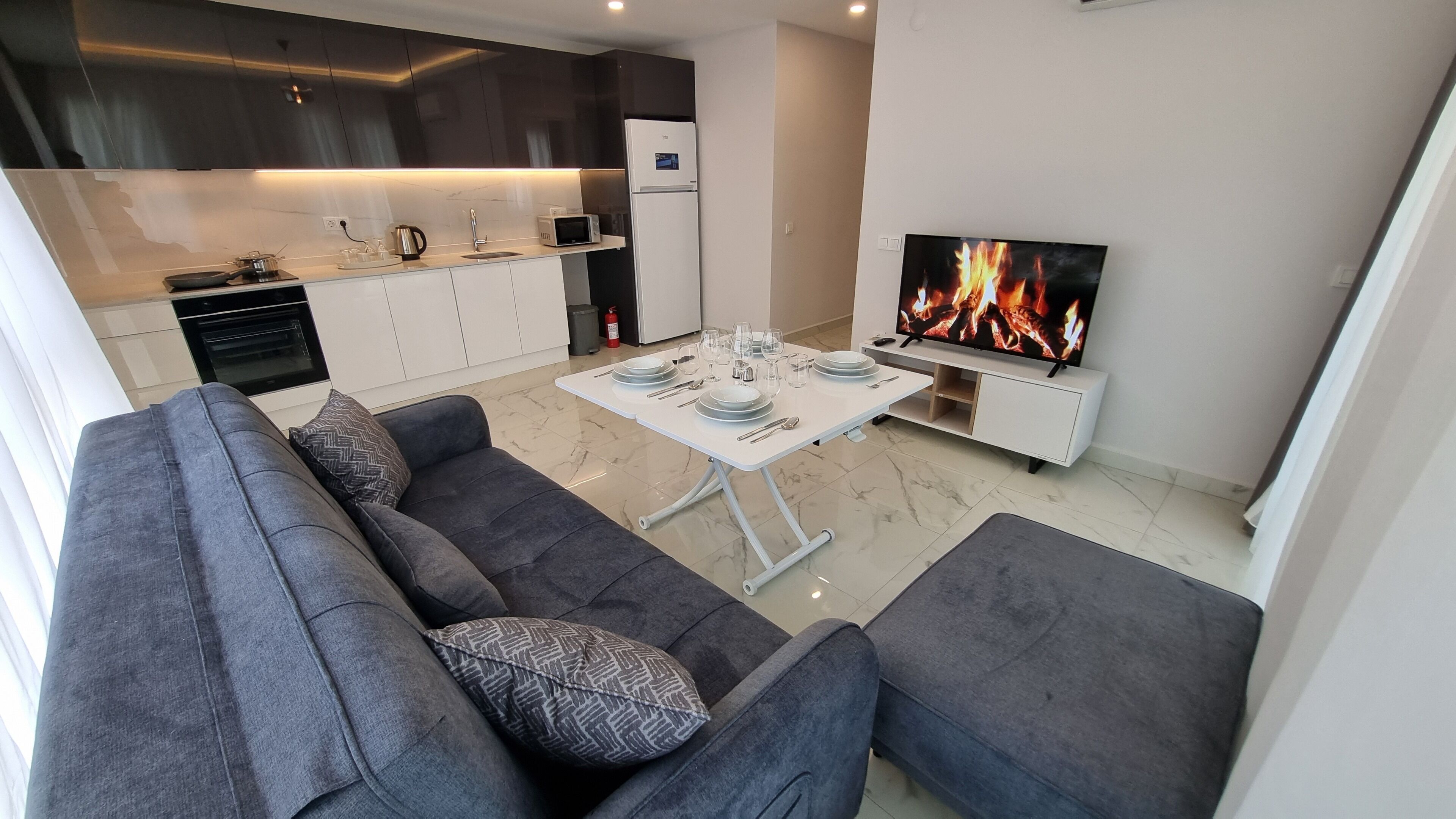 Deluxe-Apartment, Balkon, Meerblick | Wohnbereich | Flachbildfernseher