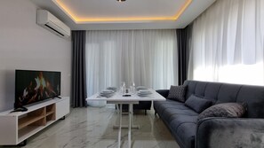 Leilighet – deluxe, balkong, sjøutsikt | Oppholdsområde | Flatskjerm-TV