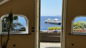 A room with a view of the sea and a cruise ship. - Villa Saran, amazing seafront in Sorrento center (Sorrento)