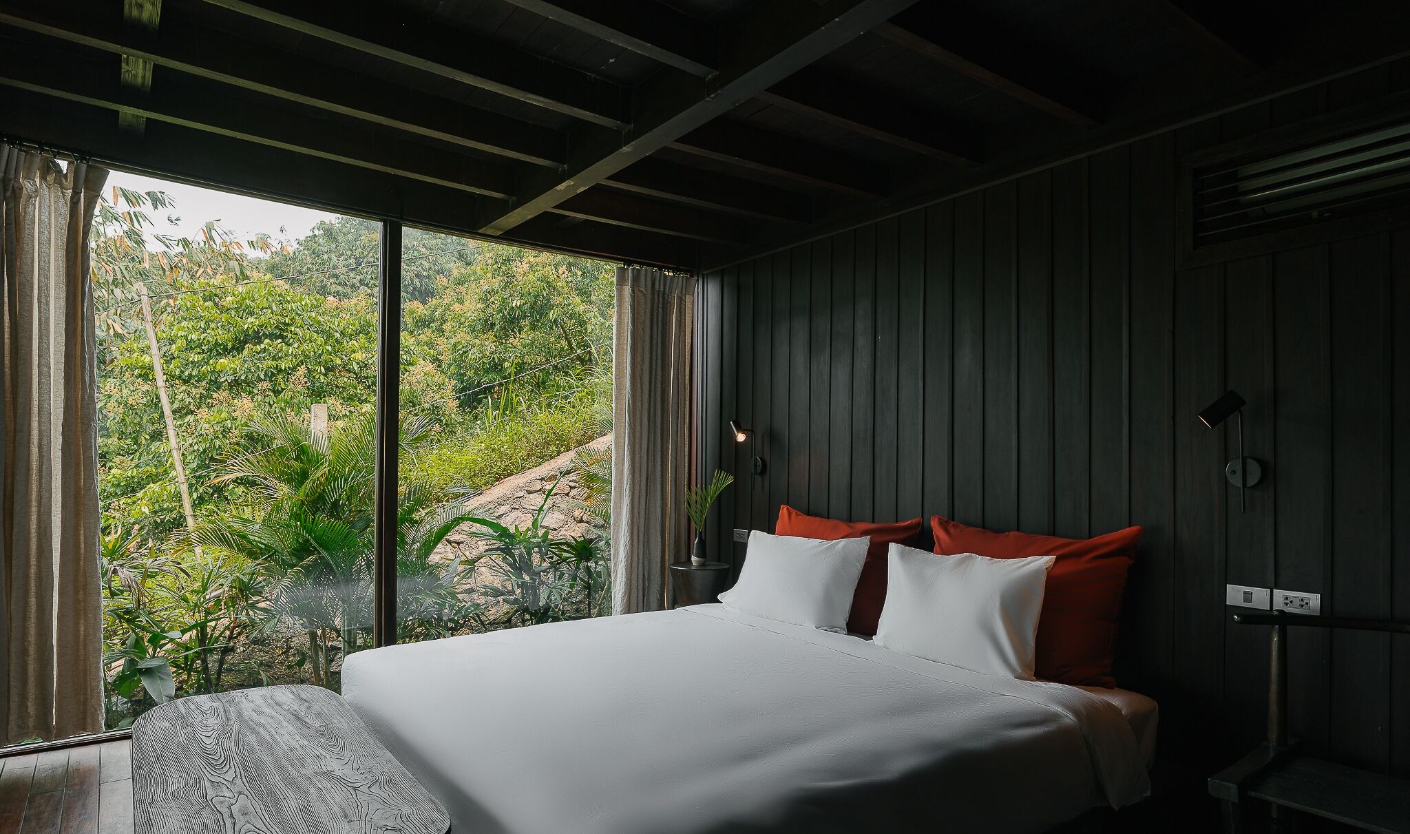 Camera Deluxe, vista montagna | Minibar (con alcuni snack e alcune bevande gratis), ferro/asse da stiro