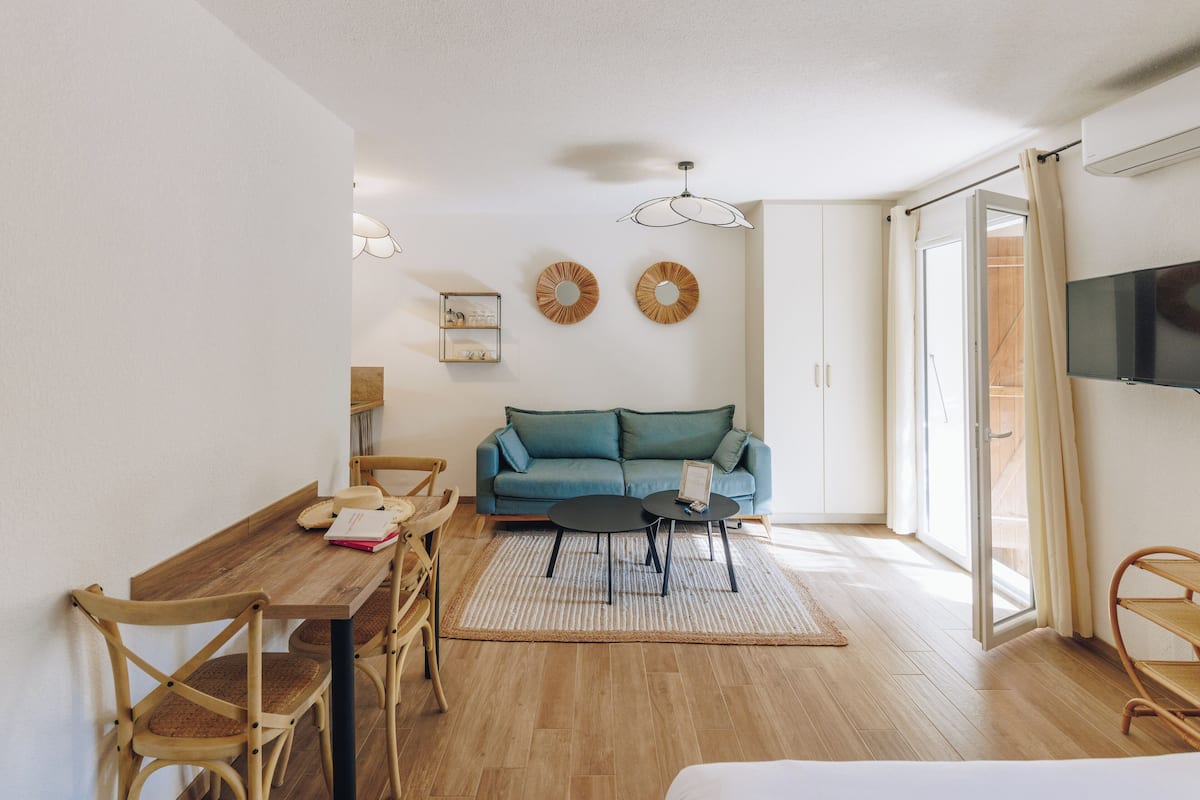 Studio | Living area | TV