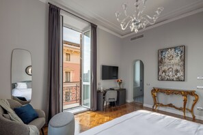 Deluxe tweepersoonskamer, balkon, uitzicht op de stad | Een kluis op de kamer, verduisterende gordijnen